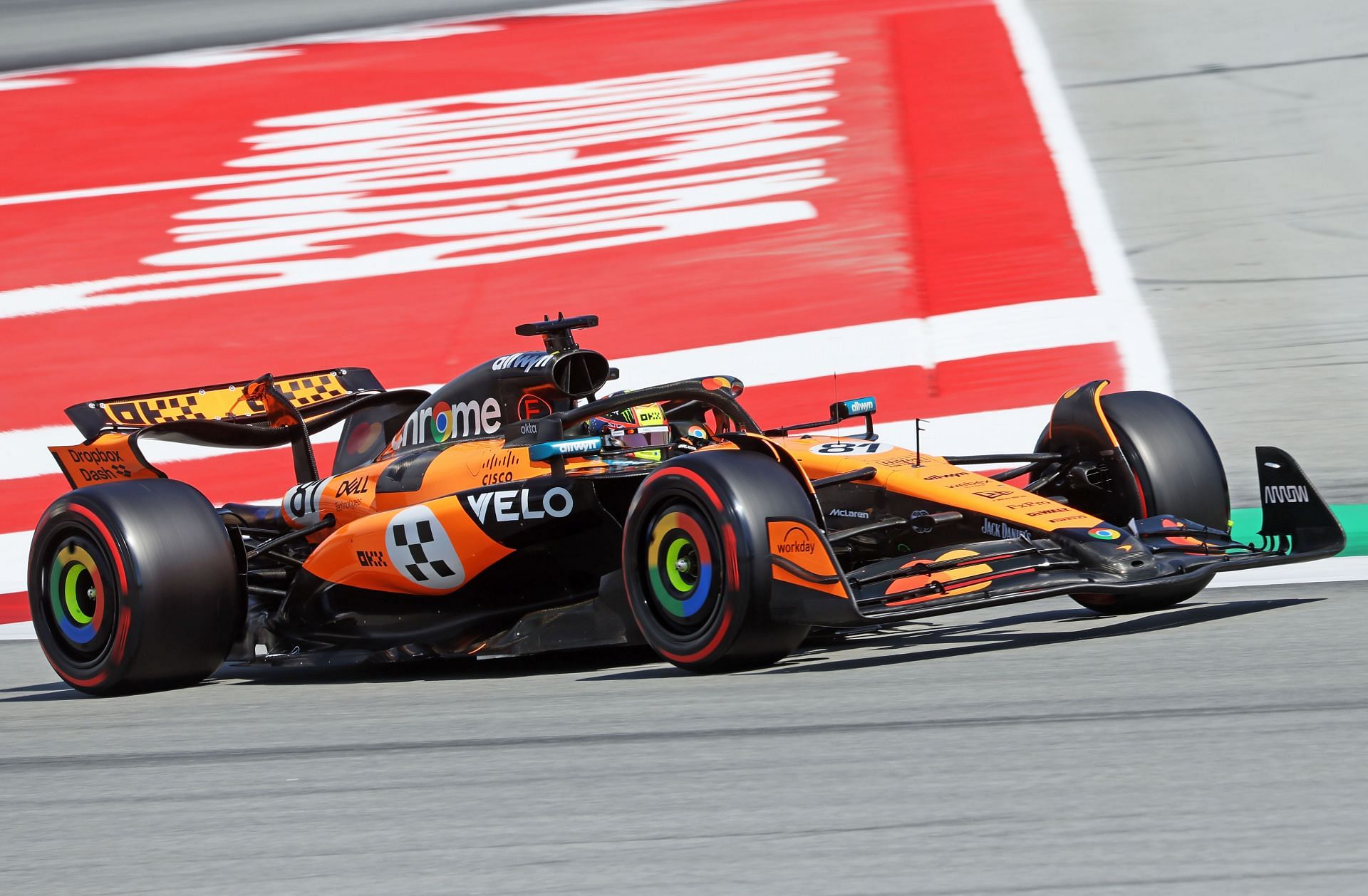 Oscar Piastri of McLaren driving the MCL39 at the F1 Grand Prix of Spain - Source: Getty